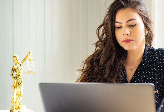 Mujer evaluando afianzadora ideal para su empresa
