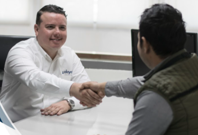 Asesor de seguros y cliente cerrando acuerdo de fianza empresarial